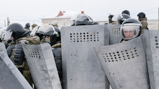 बेमक शहर में विरोध प्रदर्शन के दौरान पुलिस ने खुद को बचाने के लिए शिल्ड का इस्तेमाल किया।