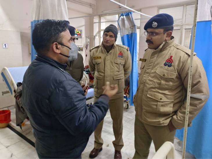 हादसे के बाद पुलिस अधिकारी अस्पताल पहुंचे और भर्ती युवकों का हालचाल लेने के बाद सिपाहियों से भी जानकारी ली।