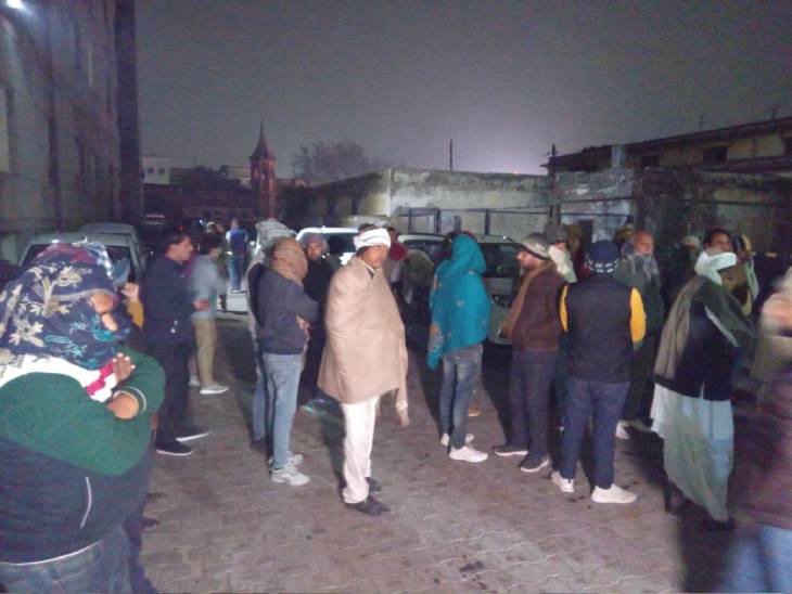 जानकारी पर पोस्टमार्टम हाउस पहुंचे मृतकों के परिजन।