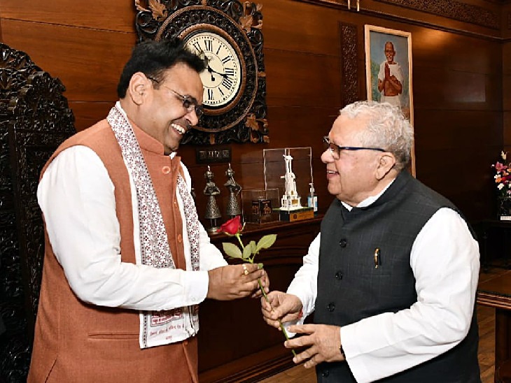 मुख्यमंत्री भजनलाल शर्मा ने विधानसभा में राज्यपाल कलराज मिश्र का फूल देकर स्वागत किया।