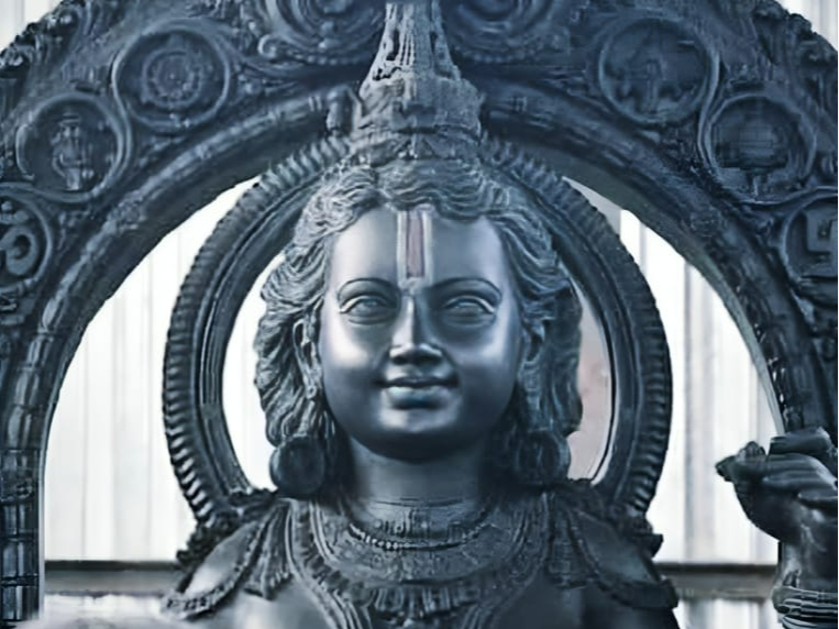 रामलला की आंखों पर बिना पट्‌टी के तस्वीर सामने आई। - Dainik Bhaskar