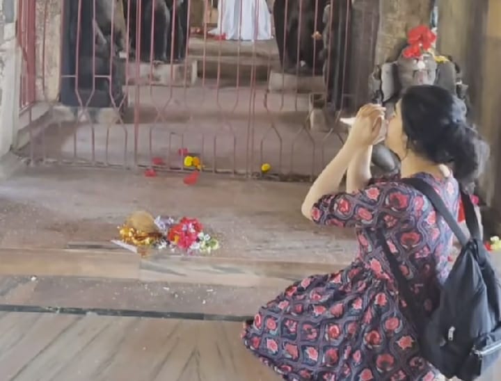 मंदिर में बैठकर शंख बजाया।