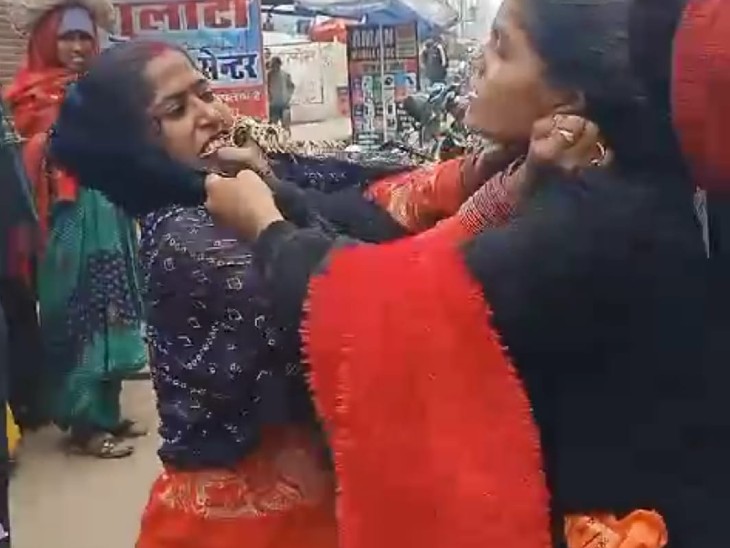 Women's fight in Morena मुरैना में महिलाओं की लड़ाई दोनों ने एक
