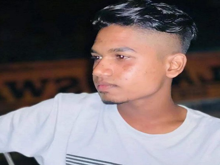 कपड़ा दुकान से घर लौट रहा था देव।