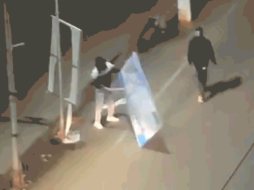 कांग्रेस ने जो वीडियो शेयर किए हैं, उनमें दिख रहा है कि एक शख्स यात्रा के पोस्टर फाड़ रहा है।