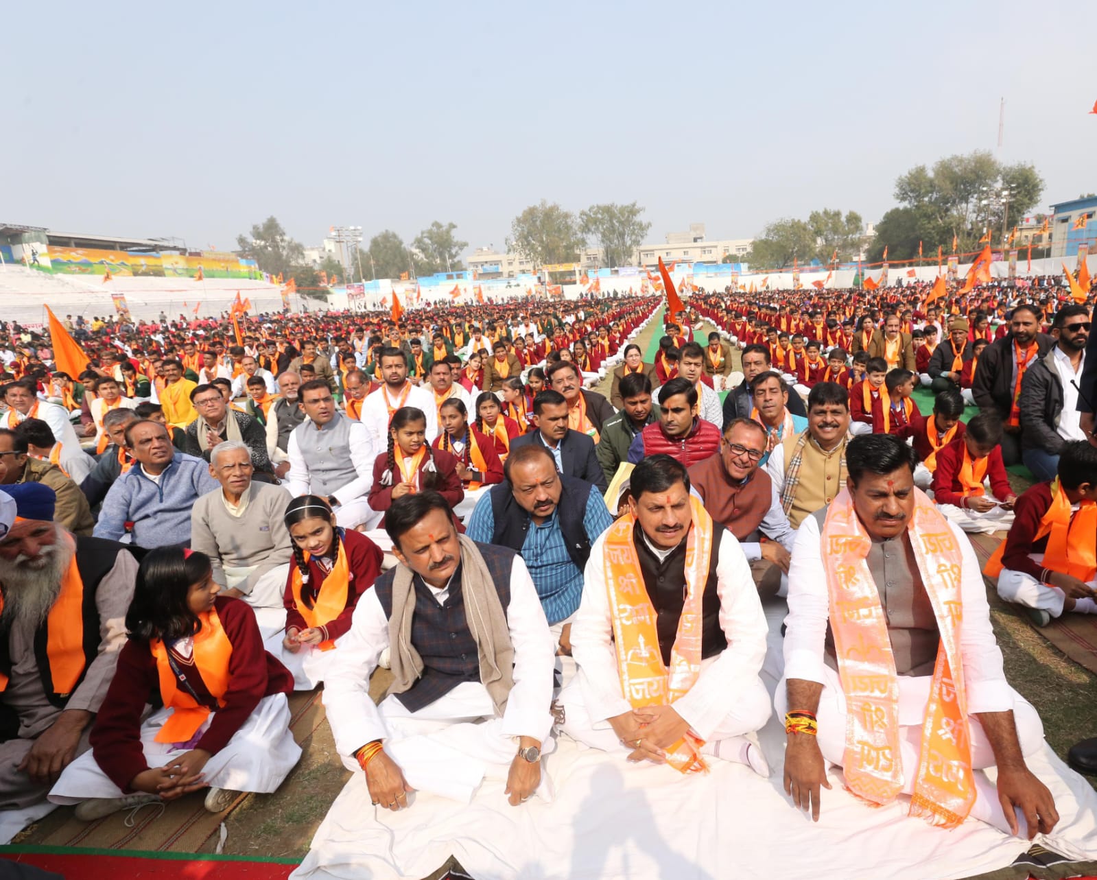 हनुमान चालीसा का पाठ करते मुख्यमंत्री डॉ. मोहन यादव, डिप्टी सीएम राजेंद्र शुक्ल, विधायक रामेश्वर शर्मा।