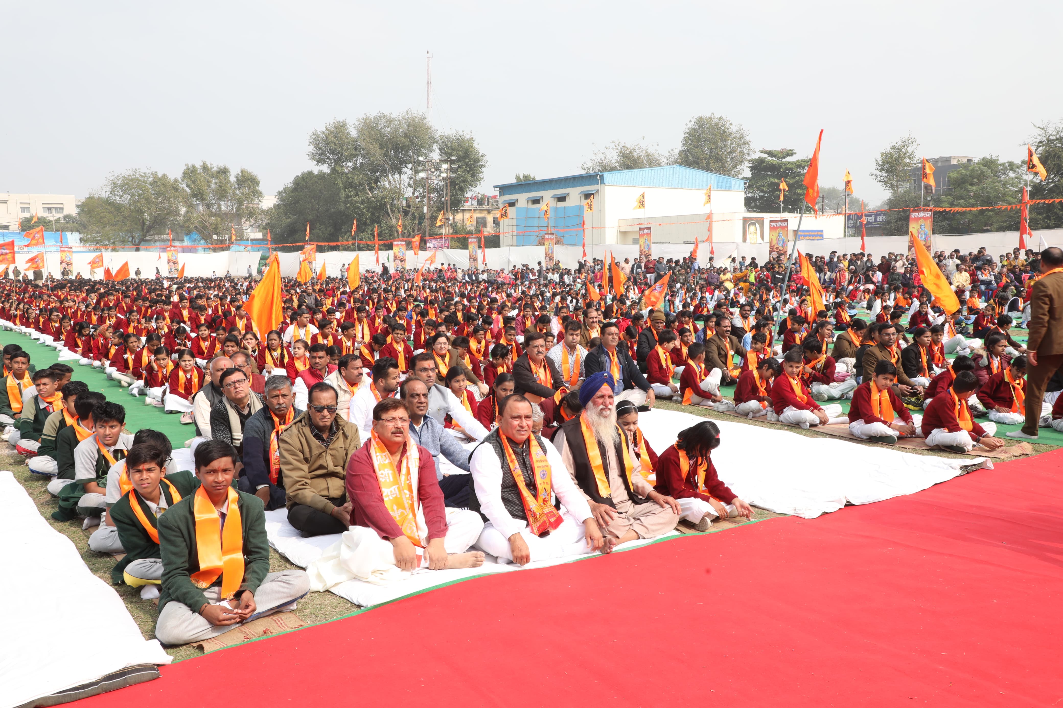 संतनगर स्थित हेमू में हनुमान चालीसा का पाठ करते श्रद्धालु। कार्यक्रम में 11 हजार लोग शामिल हुए हैं।