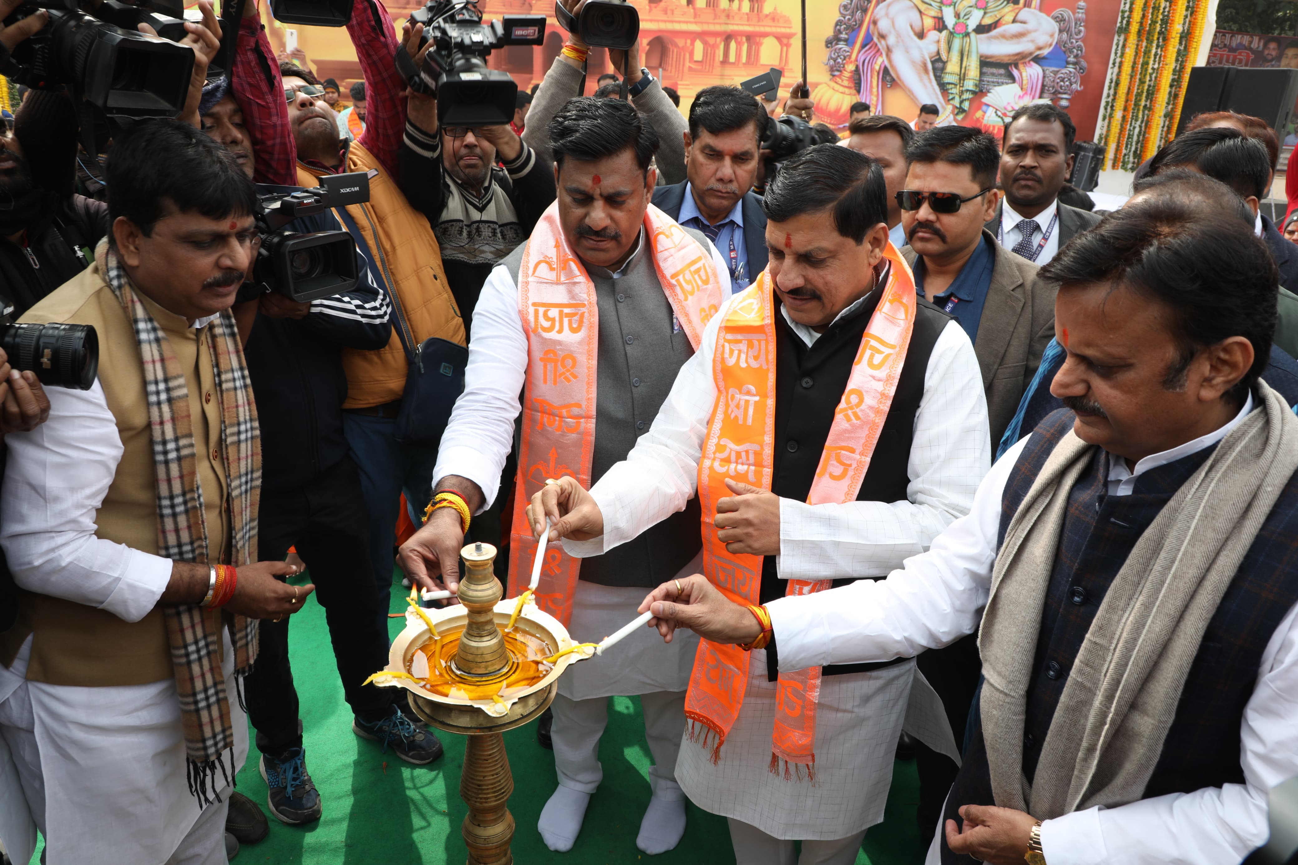 मुख्यमंत्री डॉ. मोहन यादव, डिप्टी सीएम राजेंद्र शुक्ल, विधायक रामेश्वर शर्मा ने द्वीप प्रज्वलित कर कार्यक्रम का शुभारंभ किया।