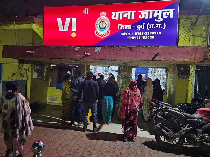 जामुल थाने का घेराव करती महिलाएं। - Dainik Bhaskar