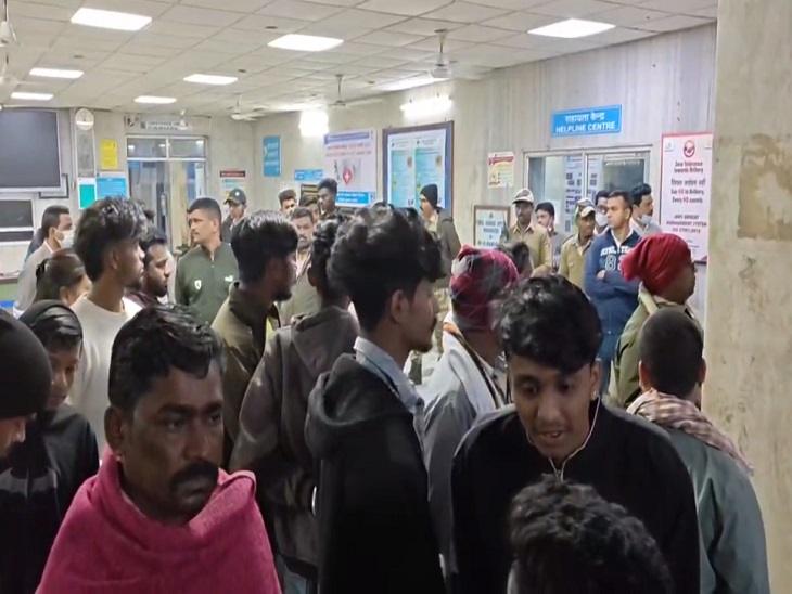 सेक्टर-9 अस्पताल में परिजनों और दोस्तों की भीड़।
