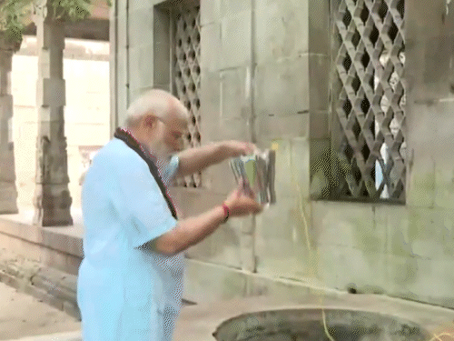 PM ने रामनाथस्वामी मंदिर के अंदर बने महालक्ष्मी तीर्थ, सावित्री तीर्थ, गायत्री तीर्थ और सरस्वती तीर्थ कुंड से पानी निकालकर स्नान किया।
