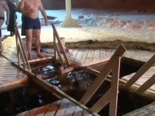 पुतिन के बाद कई लोगों ने उस स्नान स्थल में डुबकियां लगाई थीं।