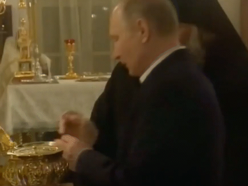 फुटेज में पुतिन पुजारी के बगल में त्योहार से जुड़ी दूसरी रस्में निभाते दिख रहे हैं।