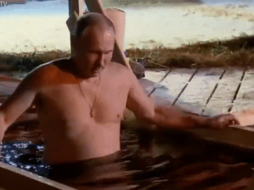 फुटेज में पुतिन बर्फीले पानी में डुबकी लगाते नजर आ रहे हैं। यह फुटेज 2018 का है। - Dainik Bhaskar