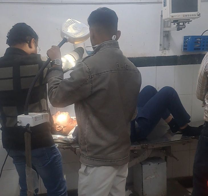 पाली के ट्रॉमा वार्ड घायल के गले पर टांके लगाते हुए चिकित्साकर्मी।