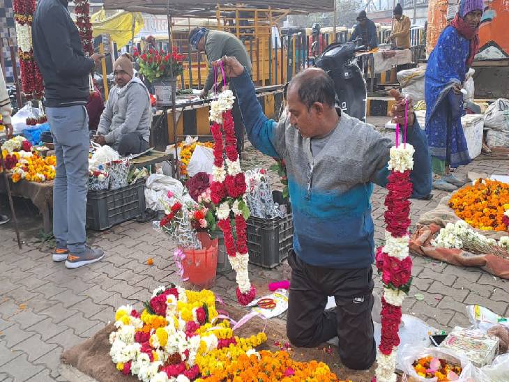 झांसी में सजी फूल की दुकान।