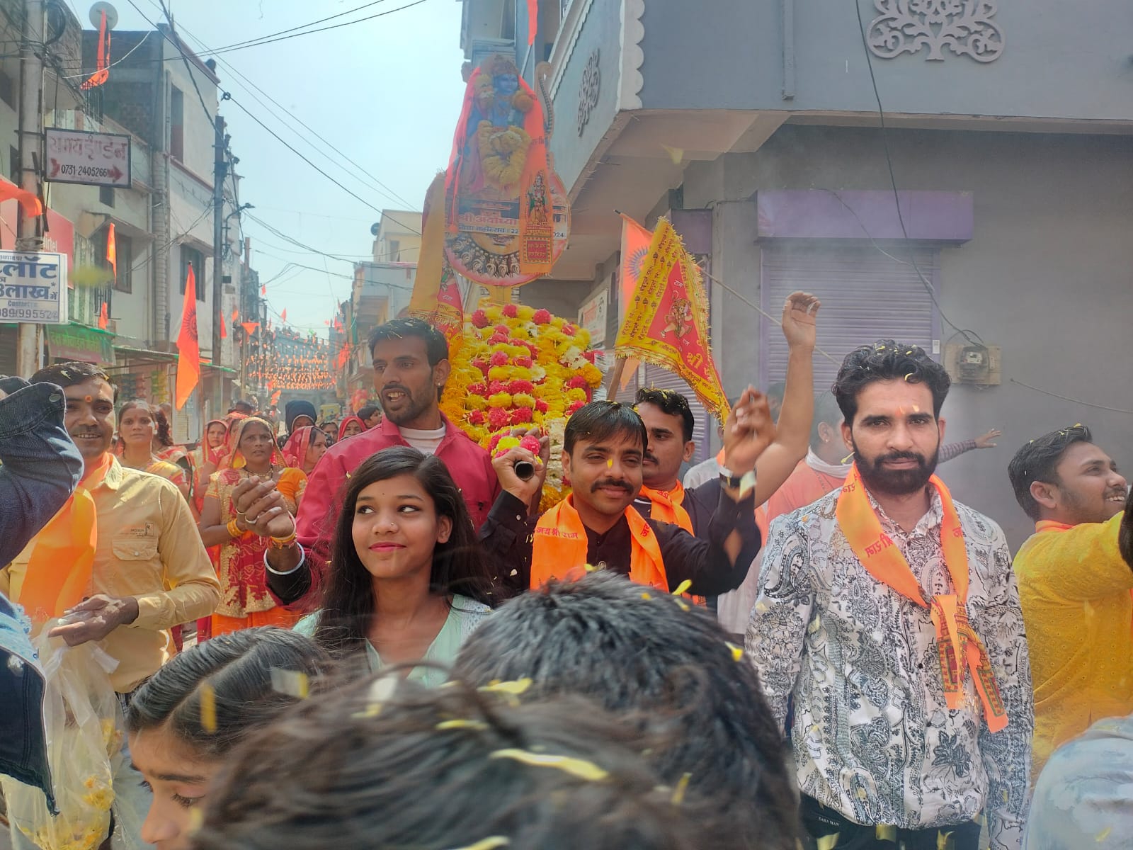 VHP took out processions from many areas in Indore. | इंदौर में विहिप ...