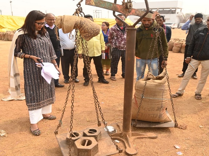 धान मंडी में तौल चेक करती हुईं दुर्ग कलेक्टर ऋचा प्रकाश चौधरी। - Dainik Bhaskar