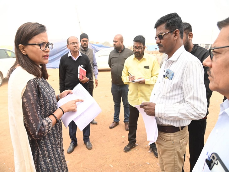 खाद्य अधिकारियों को सही कार्य करने के निर्देश देतीं कलेक्टर।