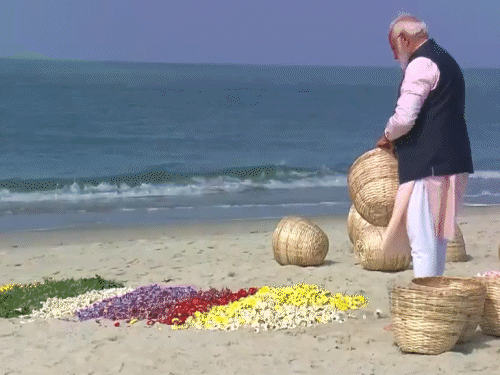पीएम ने धनुषकोडि में समुद्र किनारे बैठकर योग किया। उन्होंने सूर्य को जल भी अर्पित किया। - Dainik Bhaskar
