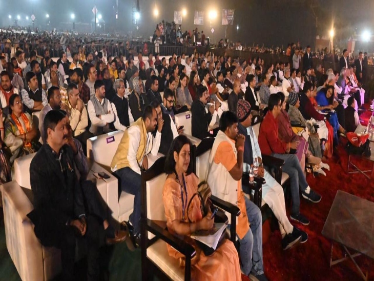 ठंड के बावजूद बड़ी संख्या में लोग राम मंदिर इतिहास की गाथा सुनने पहुचे।