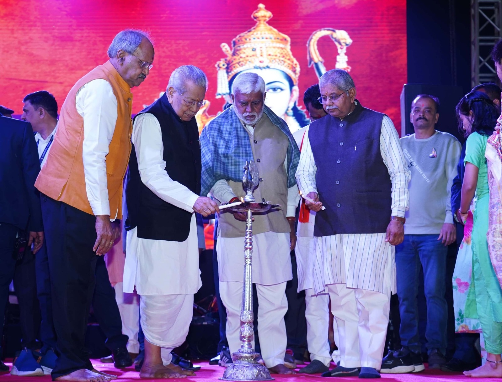 राज्यपाल विश्वभूषण हरिचंदन एवं संस्कृति मंत्री बृजमोहन अग्रवाल,पूर्व विधानसभा अध्यक्ष प्रेमप्रकाश पांडेय, पूर्व नेता प्रतिपक्ष धरमलाल कौशिक ने दीप प्रज्जवलित कर कार्यक्रम का शुभारंभ किया।