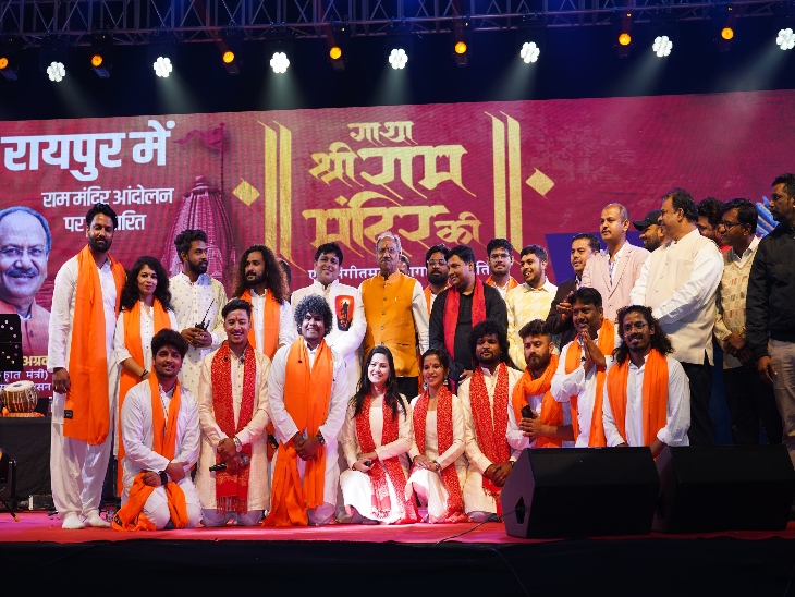 मुंबई से आए हृदय बैंड की टीम के साथ संस्कृति मंत्री बृजमोहन अग्रवाल ।