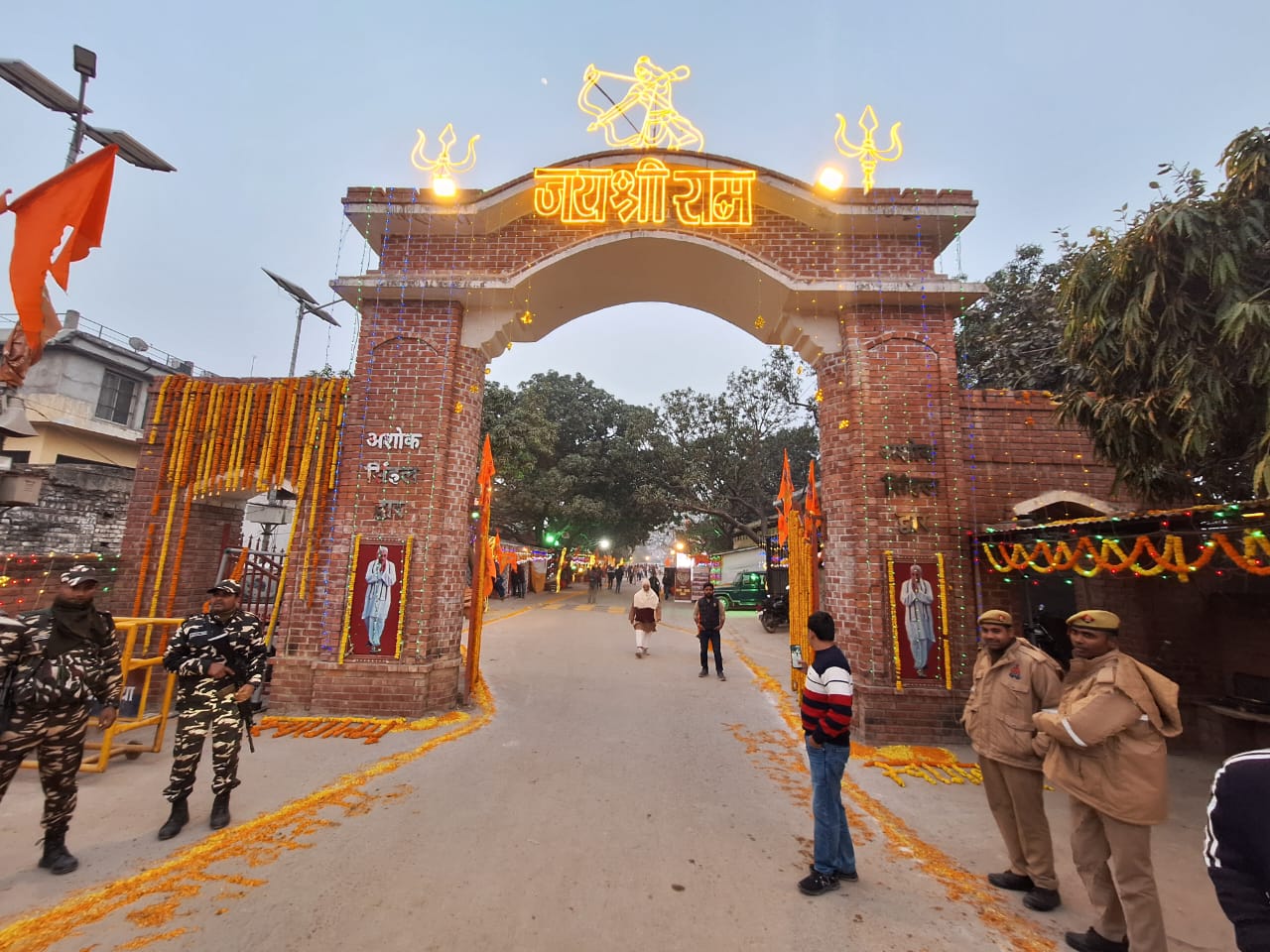 Ayodhya Ram Mandir LIVE Photos Update; Yogi Adityanath, PM Modi | Ram Lalla Pran Pratishtha Anushthan | रामलला की प्राण प्रतिष्ठा, दिन 6: रामलला की पुरानी मूर्ति नए मंदिर पहुंची ...