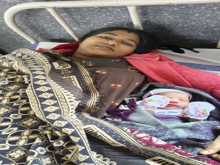 संतोषी साहू अपने बेटे राघवेंद्र के साथ।