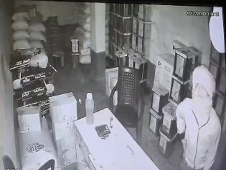 सीसीटीवी कैमरे में कैद हुई चोरी की तस्वीर - Dainik Bhaskar