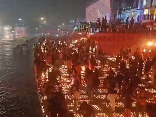 अयोध्या के 8000 मंदिरों में 10 लाख से ज्यादा दीप जले, लखनऊ में आतिशबाजी; आगरा में दरगाह के बाहर दीपक जलाए|राम मंदिर विशेष,Ram Mandir - Dainik Bhaskar