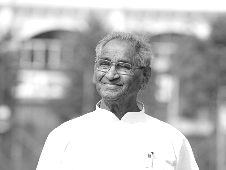 डॉ. जगदीश गांधी का जन्म एक किसान परिवार में अलीगढ़ जनपद के ग्राम बरसौली में 10 नवंबर 1936 को हुआ था।