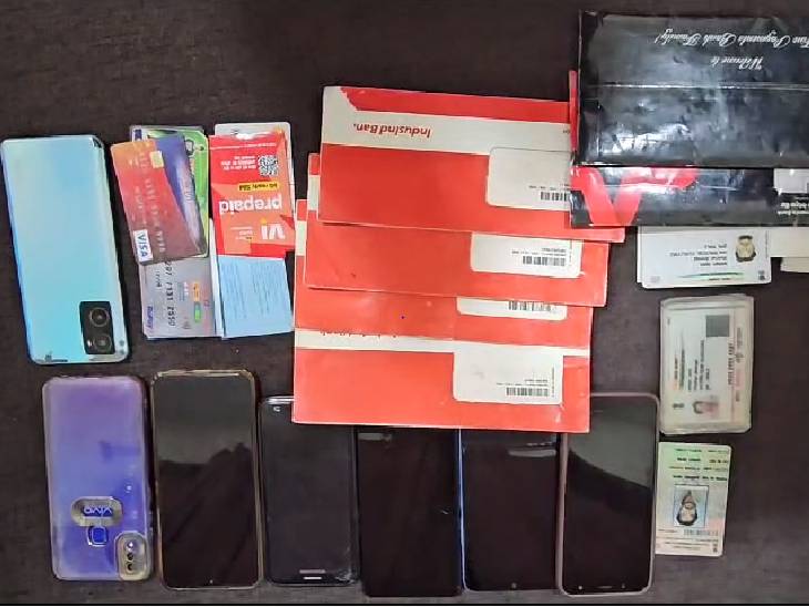 आरोपियों के पास से सिम कार्ड, बैंक पासबुक, मोबाइल और एटीएम बरामद हुए।