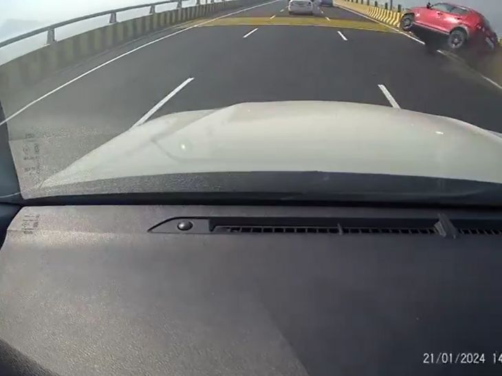 Car accident on Sea Bridge Atal Setu in Mumbai sea link | मुंबई में सी-ब्रिज अटल सेतु पर कार एक्सिडेंट: गाड़ी डिवाइडर से टकराकर 4 बार पलटी; दूसरी कार के डैश कैम में हादसा रिकॉर्ड हुआ