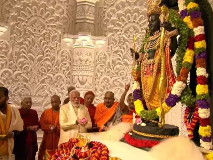 इस दौरान मंदिर के गर्भगृह में प्रधानमंत्री नरेंद्र मोदी के अलावा RSS प्रमुख मोहन भागवत, उत्तर प्रदेश की गवर्नर आनंदी बेन पटेल और मुख्यमंत्री योगी आदित्यनाथ मौजूद रहे।