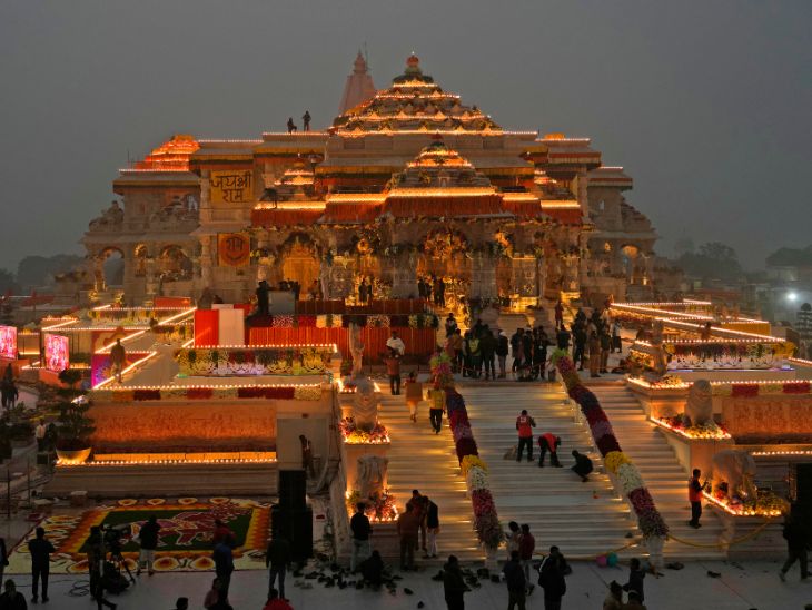 इसके 392 स्तंभों, 44 दरवाजों और दीवारों पर देवी-देवताओं की नक्काशी की गई है।