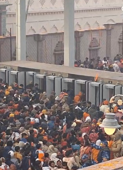 आम लोगों के लिए दर्शन शुरू होने के बाद भक्तों का हुजूम उमड़ पड़ा है।