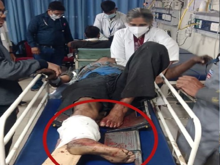 घायल मजदूर को अस्पताल ले जाते हुए - Dainik Bhaskar