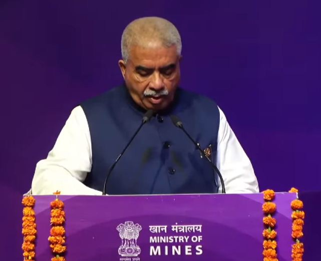 सम्मेलन को संबोधित करते यूपी के मंत्री राकेश सचान।