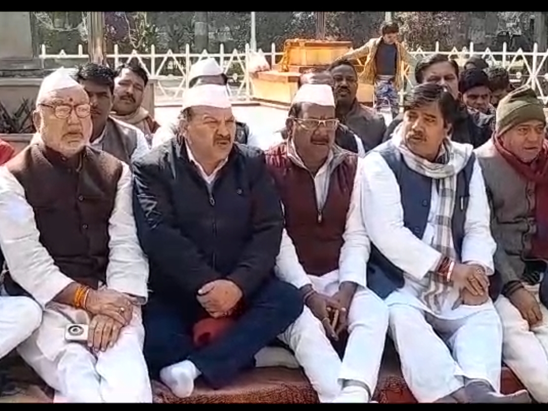 गांधी प्रतिमा के नीचे धरने पर बैठे कांग्रेस विधायक, नेता और कार्यकर्ता - Dainik Bhaskar