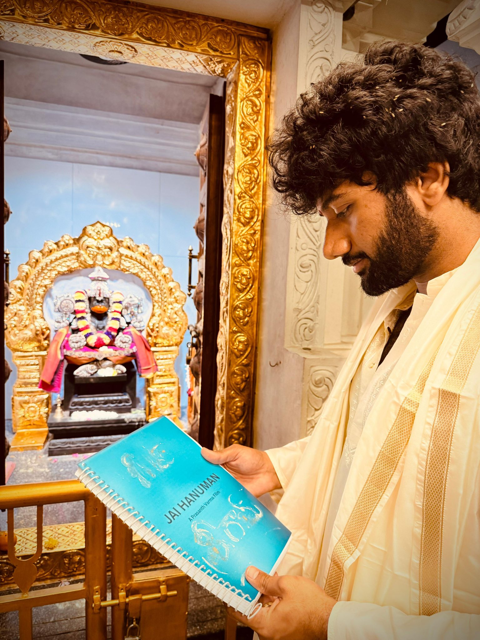 डायरेक्टर प्रशांत वर्मा मंदिर में सेकेंड पार्ट की स्क्रिप्ट की पूजा करने पहुंचे।