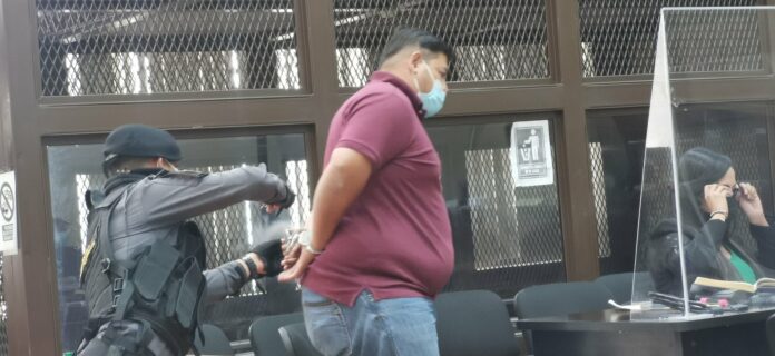 ड्रग लॉर्ड रिगोबर्टो डेनिलो मोरालेस की यह तस्वीर गिरफ्तारी के बाद कोर्ट में पेशी की है।