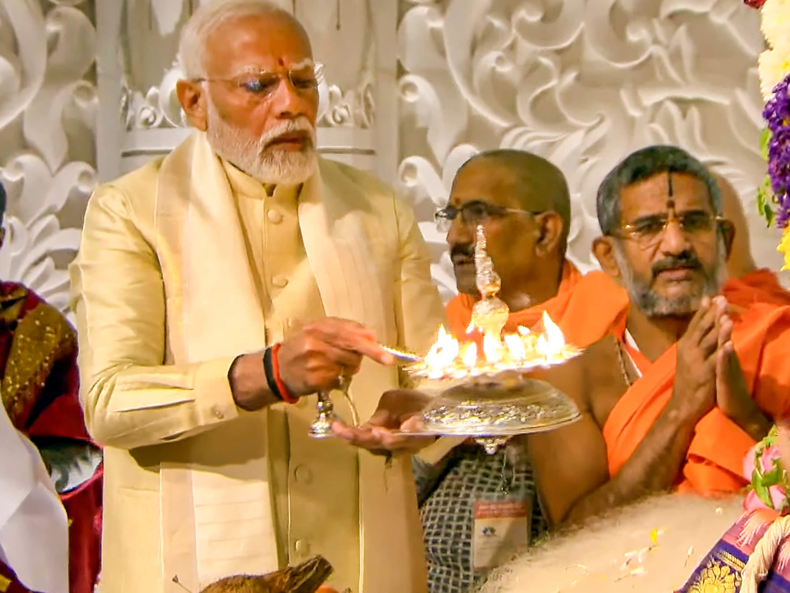 सोमवार को प्राण प्रतिष्ठा पूजन पूरा होने के बाद पीएम मोदी ने रामलला की आरती की।