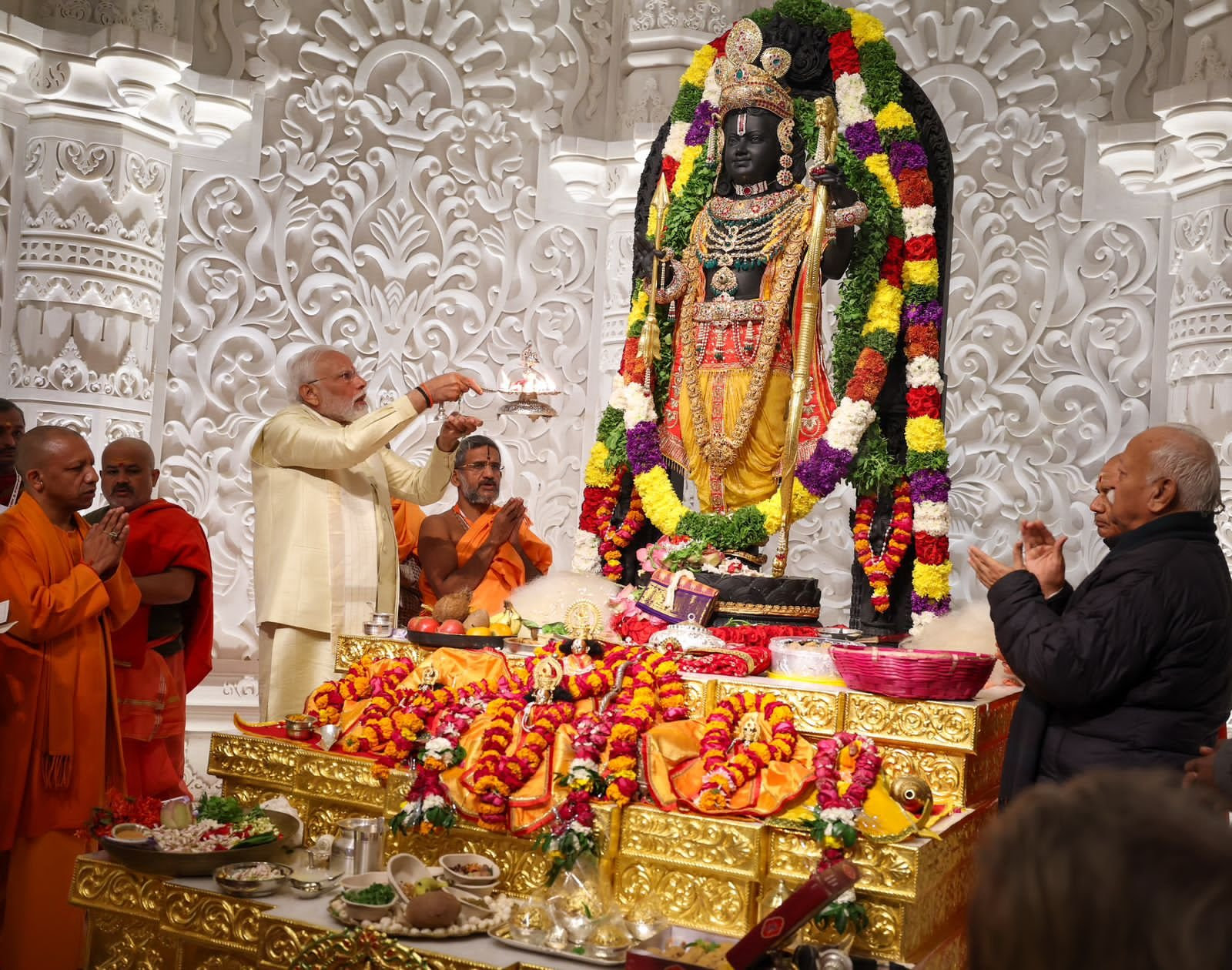 सोमवार को पीएम मोदी ने रामलला की आरती की। इस दौरान सीएम योगी उनके बगल में खड़े थे।