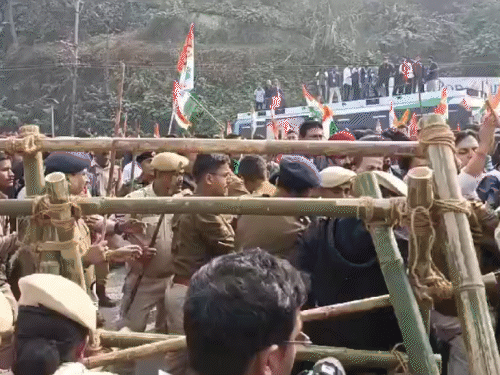 कांग्रेस कार्यकर्ता और पुलिस के बीच धक्का-मुक्की होती हुई।