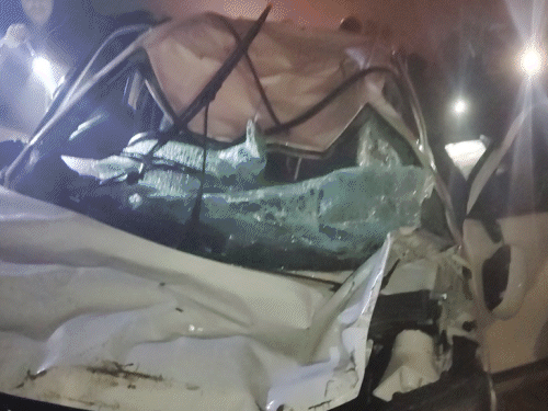 जब कार को 2 घंटे से ज्यादा वक्त बाद बाहर निकाला गया तो कार बुरी तरह क्षतिग्रस्त थी।