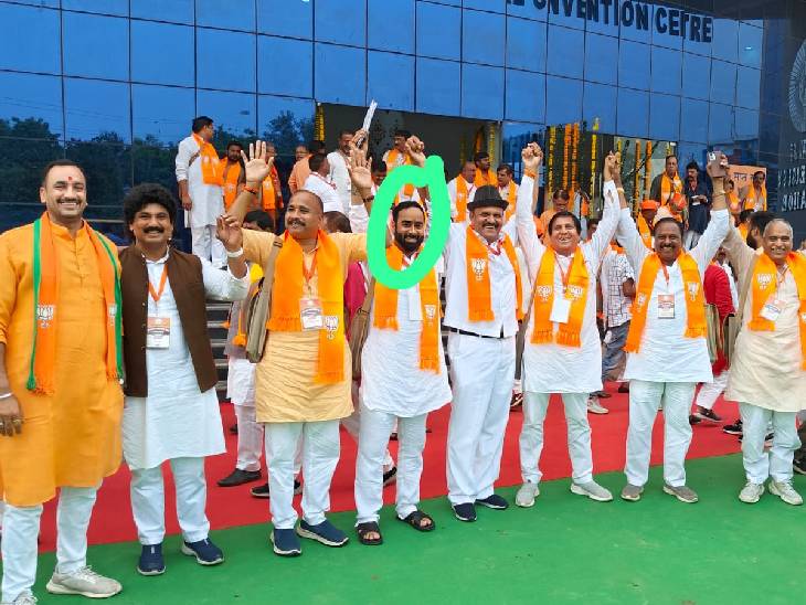 हरे घेरे में अमरदीपसिंह ओलख। -फाइल फोटो