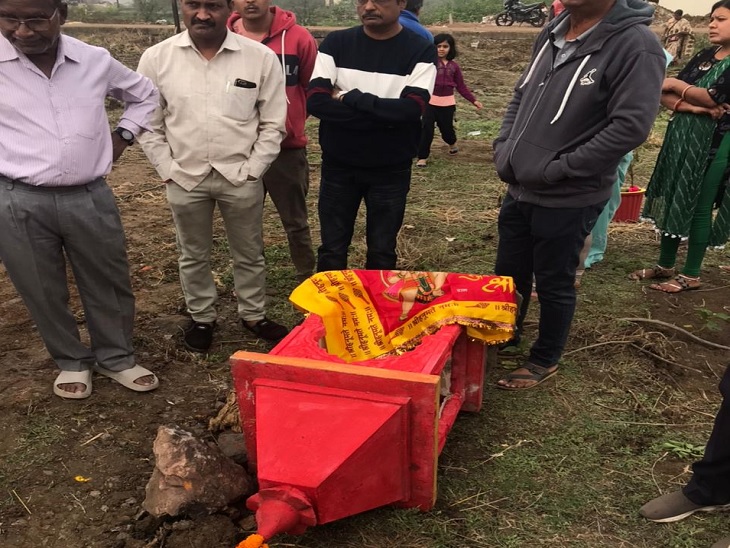 मंदिर को उखाड़कर फेंक दिया, लोगों ने जताया विरोध