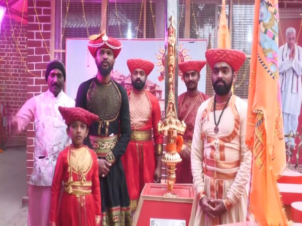 बुधवार को महाराष्ट्र के भक्तों ने रामलला को 80 किलो तलवार चढ़ाई