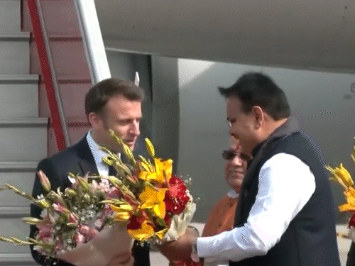 फुटेज में राजस्थान के CM भजनलाल और विदेश मंत्री जयशंकर मैक्रों को रिसीव करते दिख रहे हैं। - Dainik Bhaskar